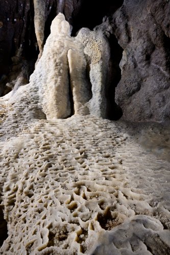 Grotte de Labouiche (Ariège) - Stalagmites et micro gours de calcite blanche au niveau du deuxième embarcadère(SP-23-1726)